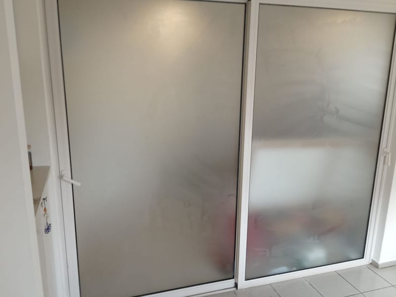 ציפוי חלונות חלבי לקליניקה ברעננה: פתרון לפרטיות והפרדה