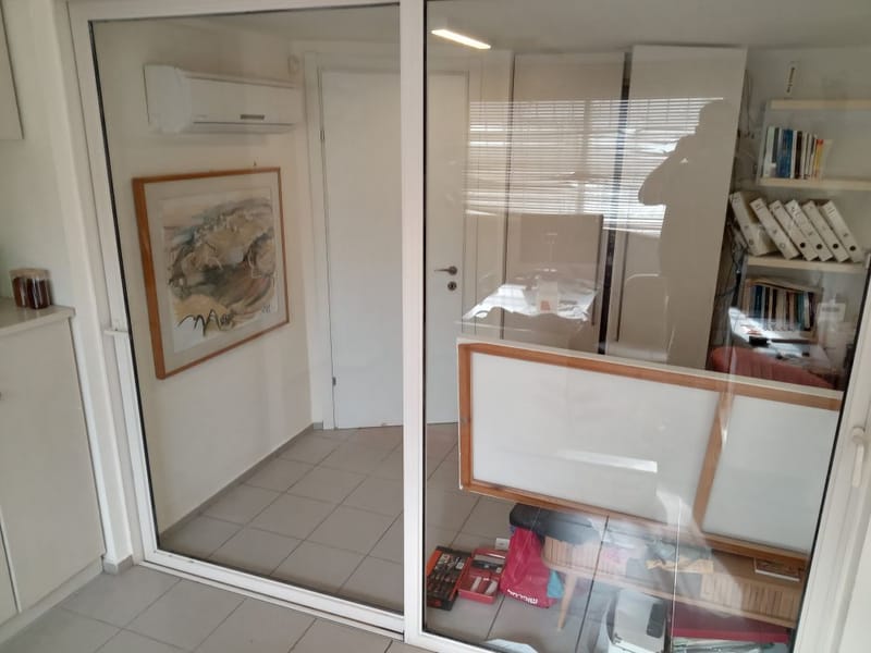 ציפוי חלונות חלבי לקליניקה ברעננה: פתרון לפרטיות והפרדה