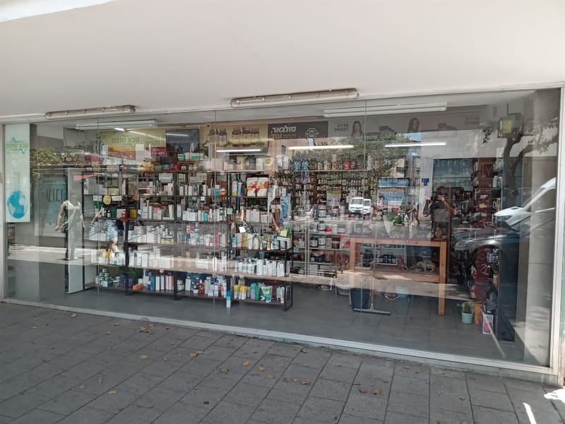 פתרון חסכון והגנה: ציפוי 35% לחלון ראווה בת"א