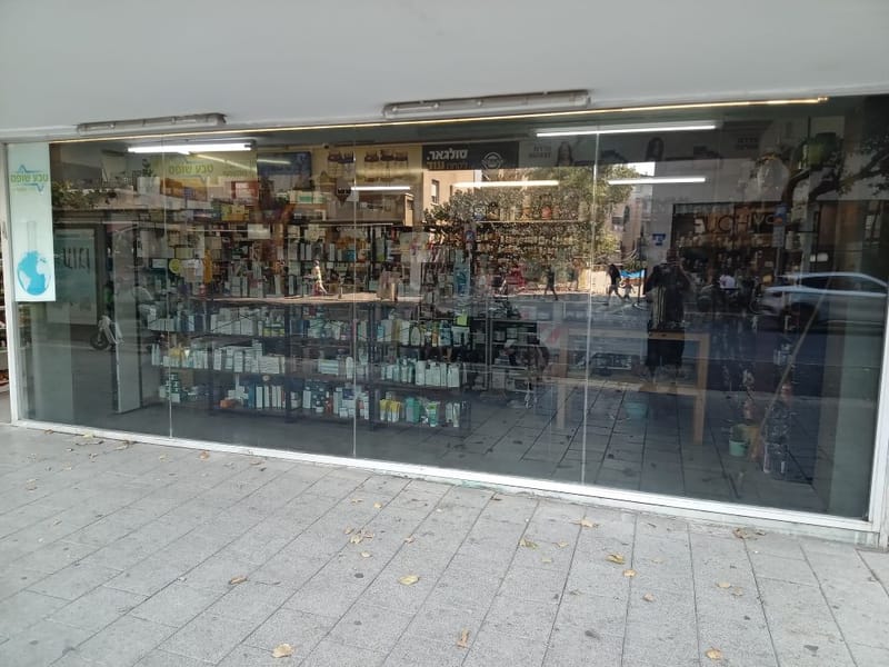 פתרון חסכון והגנה: ציפוי 35% לחלון ראווה בת"א