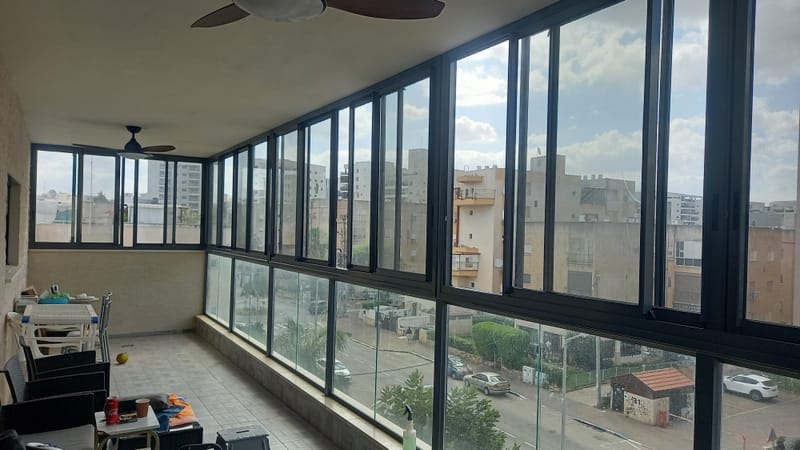 פרויקט שלישי באותו בניין: ציפוי חלונות לבן משפחה בקרית אתא