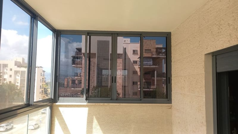 פרויקט שלישי באותו בניין: ציפוי חלונות לבן משפחה בקרית אתא