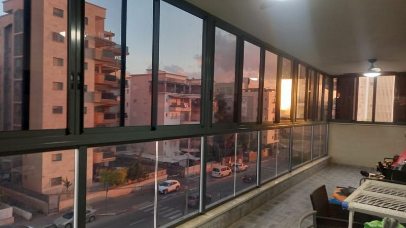 פרויקט שלישי באותו בניין: ציפוי חלונות לבן משפחה בקרית אתא