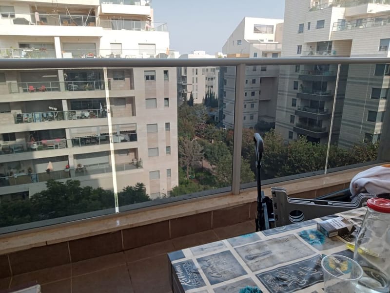 ציפוי חלונות במרפסת בכפר סבא: פרטיות והנאה מהנוף