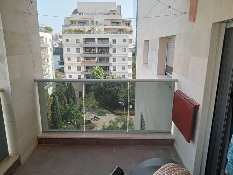 ציפוי חלונות במרפסת בכפר סבא: פרטיות והנאה מהנוף