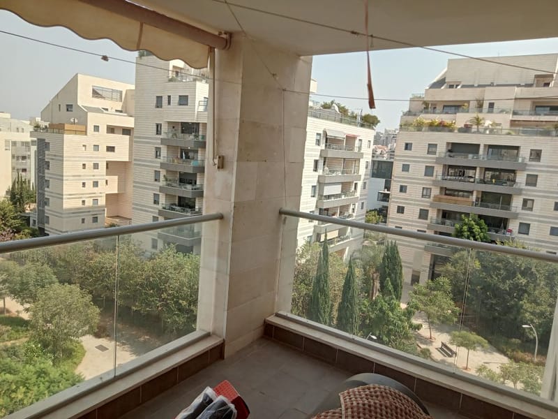 ציפוי חלונות במרפסת בכפר סבא: פרטיות והנאה מהנוף