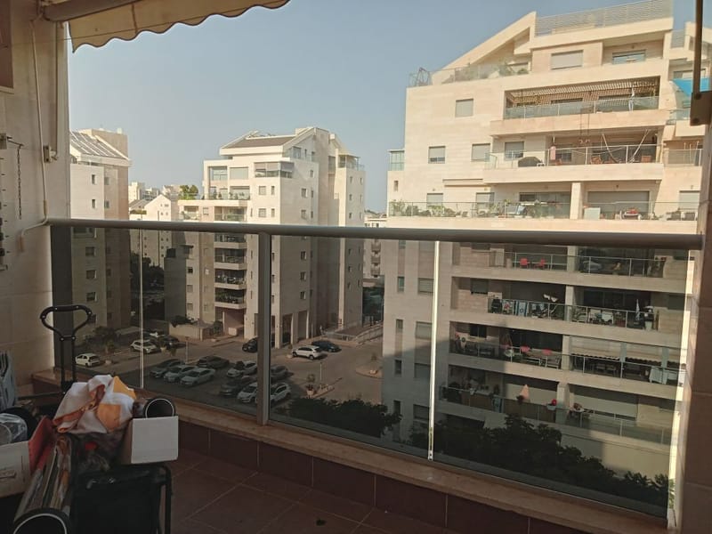 ציפוי חלונות במרפסת בכפר סבא: פרטיות והנאה מהנוף