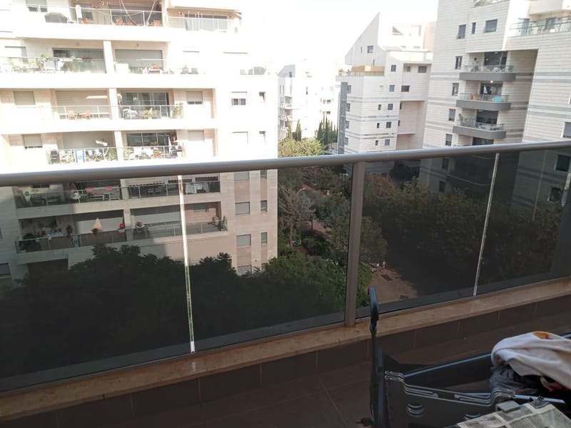 ציפוי חלונות במרפסת בכפר סבא: פרטיות והנאה מהנוף