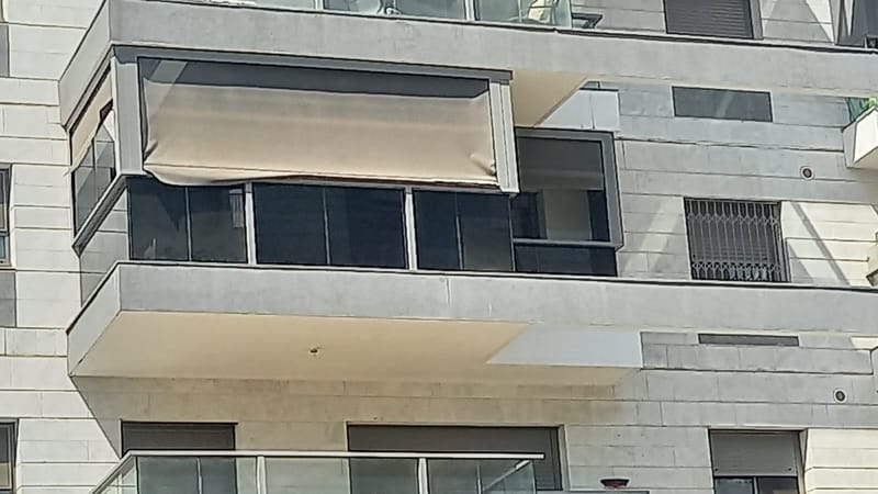 מרפסת שמש בלוד – ציפוי מעקה זכוכית ננו-קרמי 5%