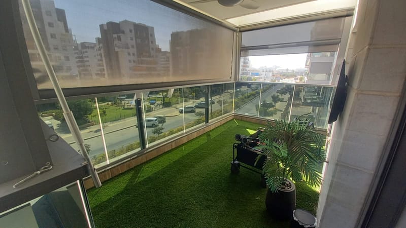 מרפסת שמש בלוד – ציפוי מעקה זכוכית ננו-קרמי 5%