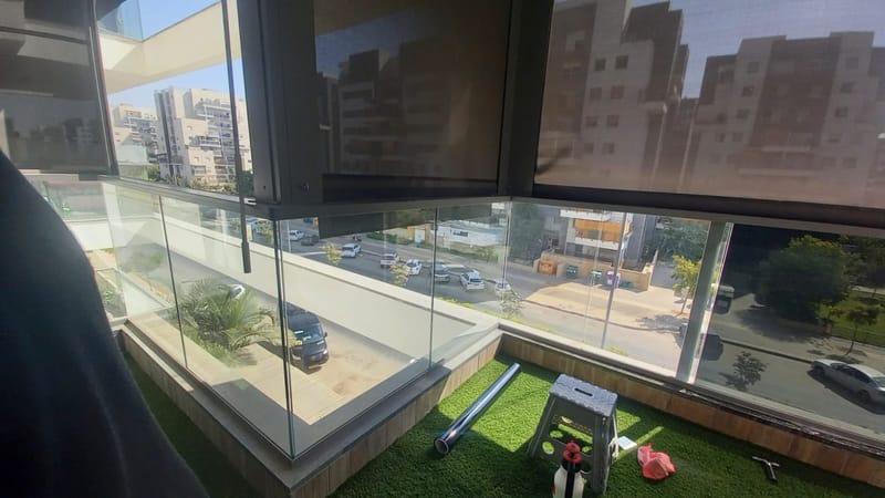 מרפסת שמש בלוד – ציפוי מעקה זכוכית ננו-קרמי 5%