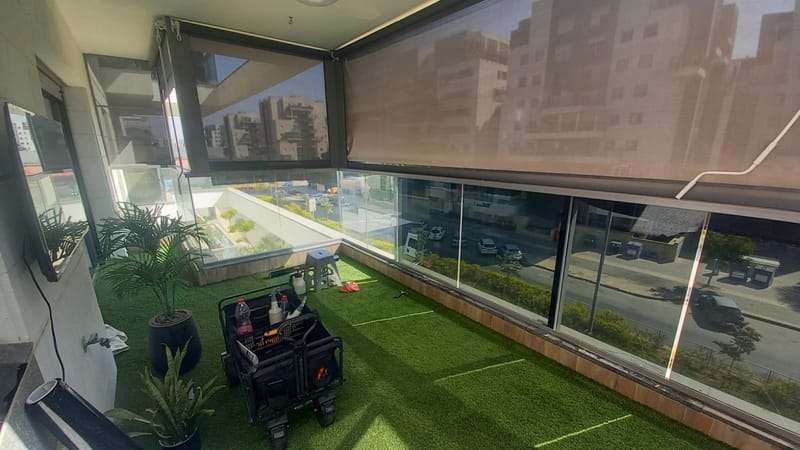 מרפסת שמש בלוד – ציפוי מעקה זכוכית ננו-קרמי 5%