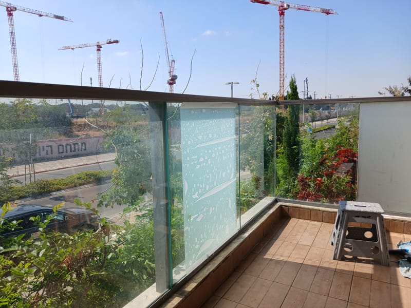 שדרוג מרפסת עם ציפוי חלבי בהרצליה