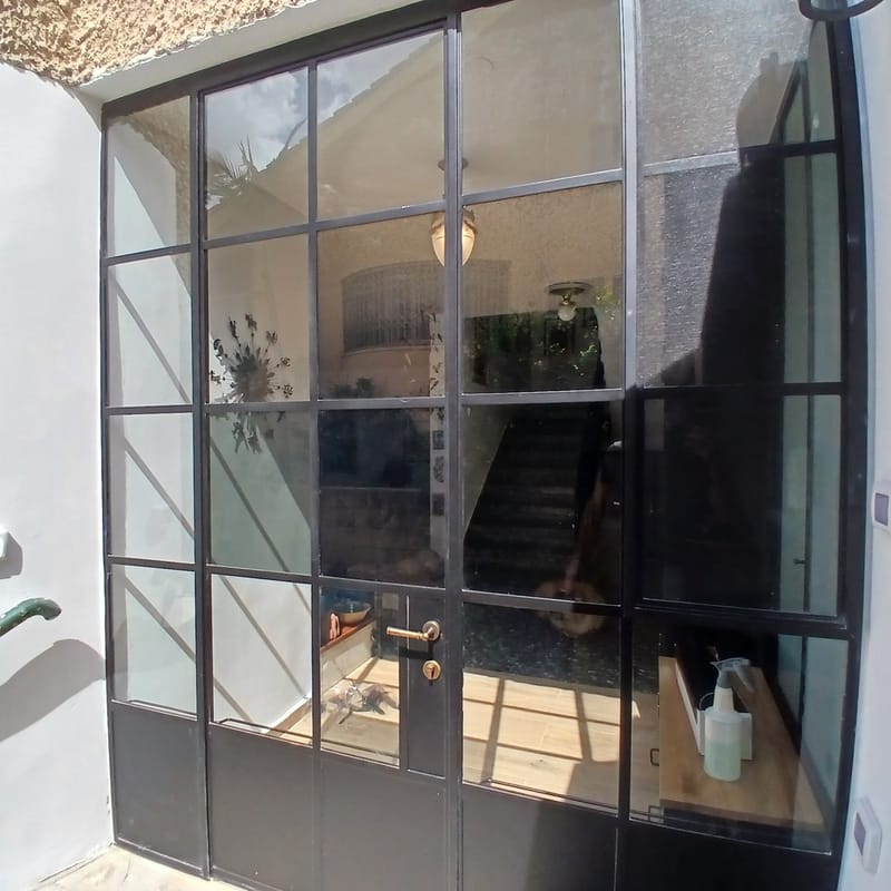 איזון מושלם בין הגנה לשקיפות: פרויקט ציפוי דלת כניסה בלגית ברעננה