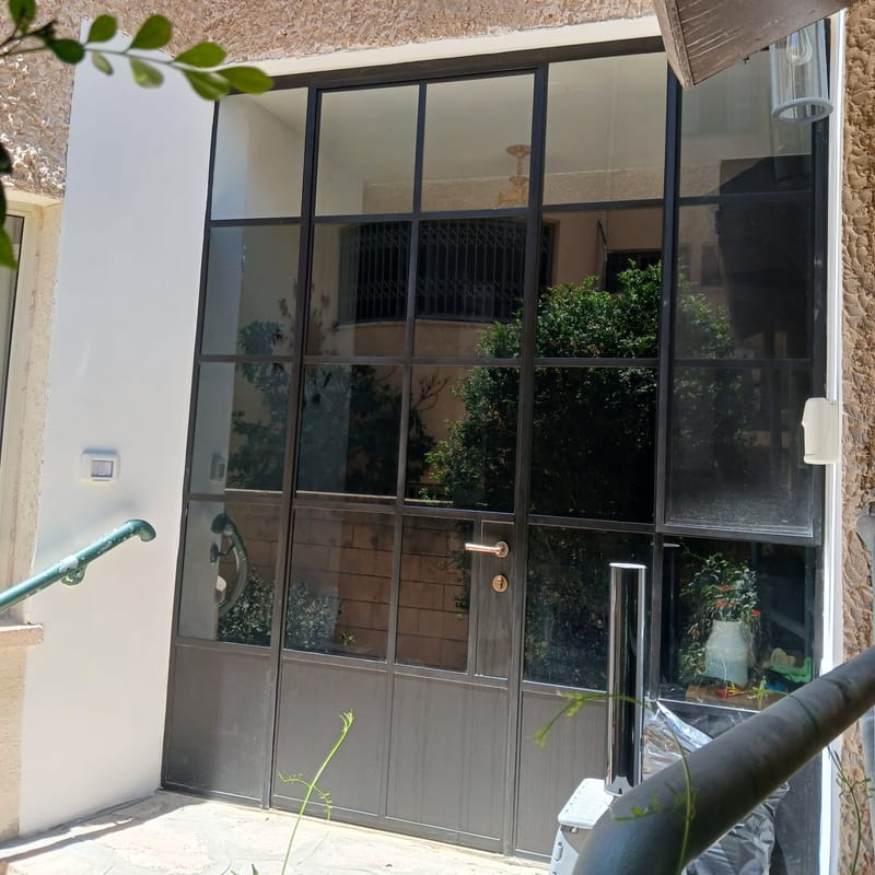 איזון מושלם בין הגנה לשקיפות: פרויקט ציפוי דלת כניסה בלגית ברעננה