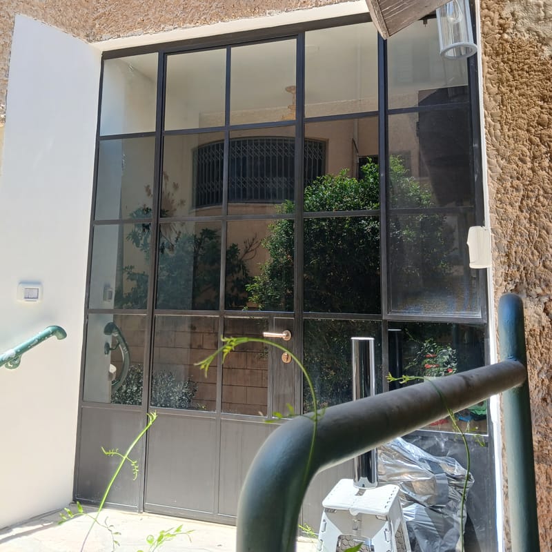 איזון מושלם בין הגנה לשקיפות: פרויקט ציפוי דלת כניסה בלגית ברעננה