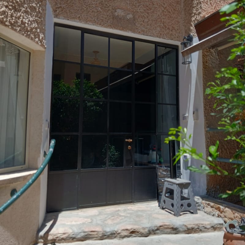 איזון מושלם בין הגנה לשקיפות: פרויקט ציפוי דלת כניסה בלגית ברעננה