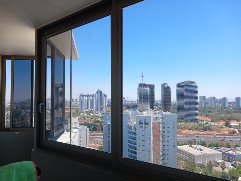 הגנה מקסימלית מחום בגובה הפנטהאוז: ציפוי נאנו-קרמי 20% למרפסת ברמת גן