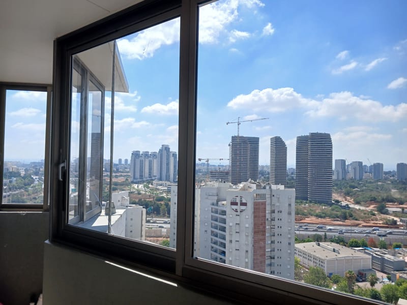 הגנה מקסימלית מחום בגובה הפנטהאוז: ציפוי נאנו-קרמי 20% למרפסת ברמת גן