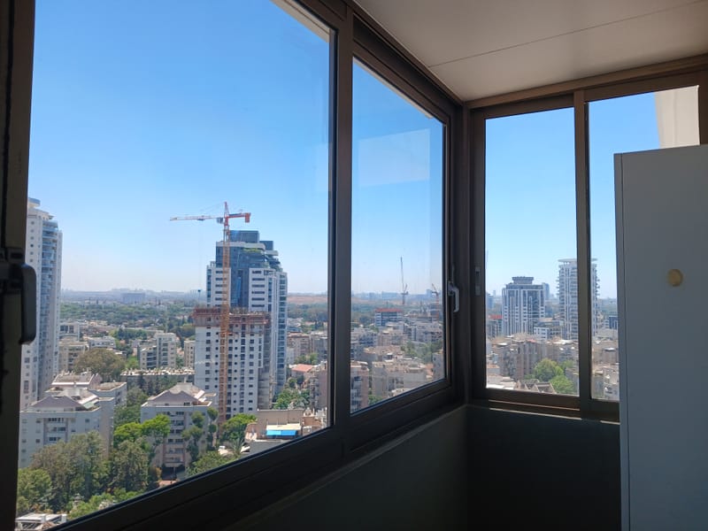 הגנה מקסימלית מחום בגובה הפנטהאוז: ציפוי נאנו-קרמי 20% למרפסת ברמת גן