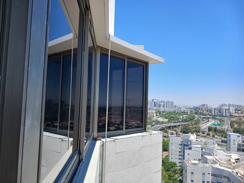 הגנה מקסימלית מחום בגובה הפנטהאוז: ציפוי נאנו-קרמי 20% למרפסת ברמת גן