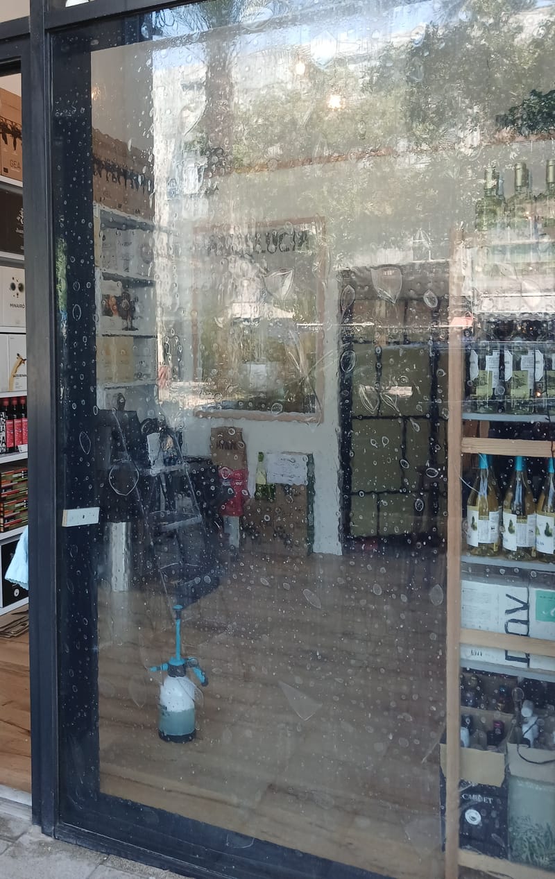 ציפוי ננו־קרמי 70% לחלון ראווה של חנות יין