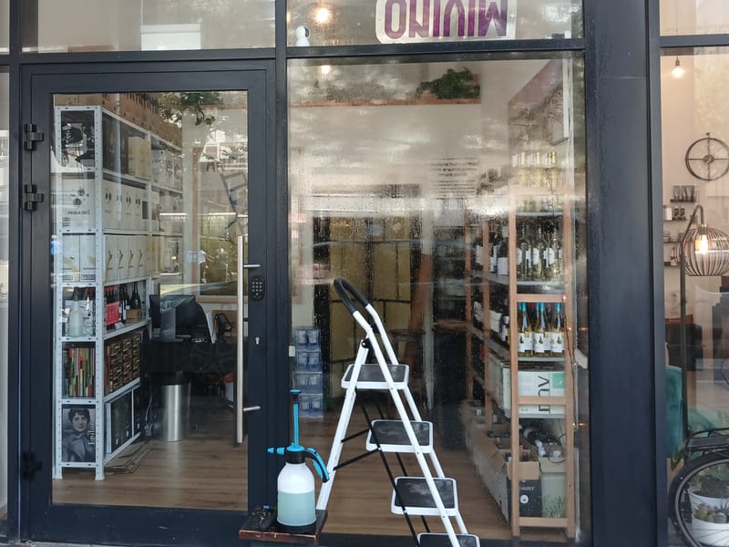 ציפוי ננו־קרמי 70% לחלון ראווה של חנות יין