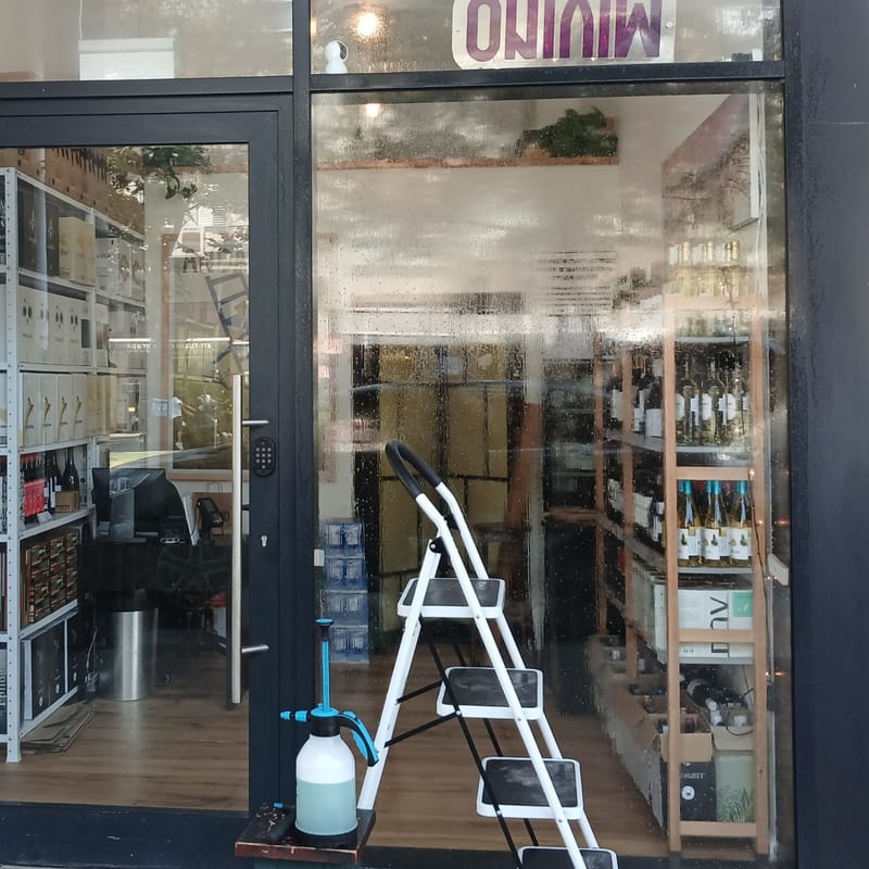 ציפוי ננו־קרמי 70% לחלון ראווה של חנות יין