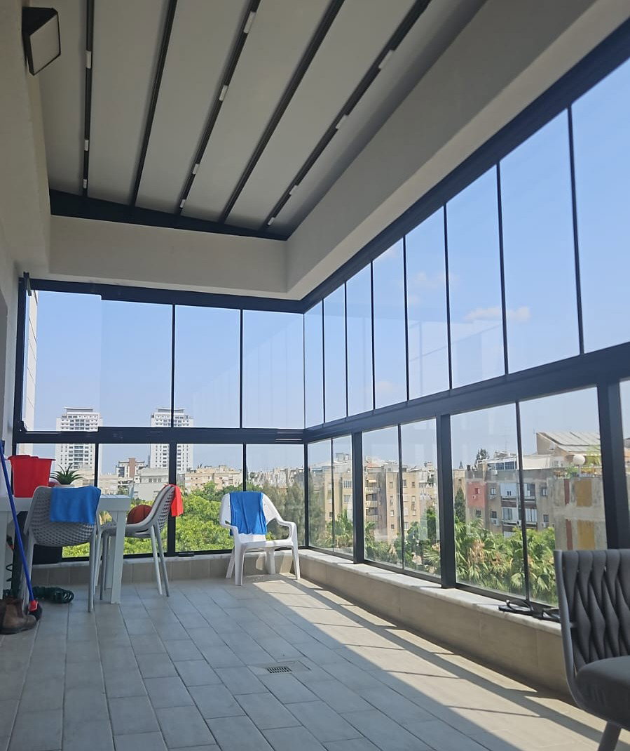מרפסת סגורה בזכוכית לפני התקנת ציפוי נגד שמש וחום