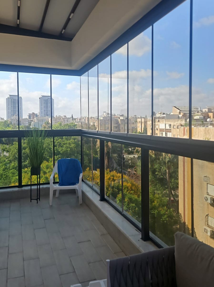 ציפוי חלונות כהה למרפסת סגורה בזכוכית להפחתת שמש וסנוור