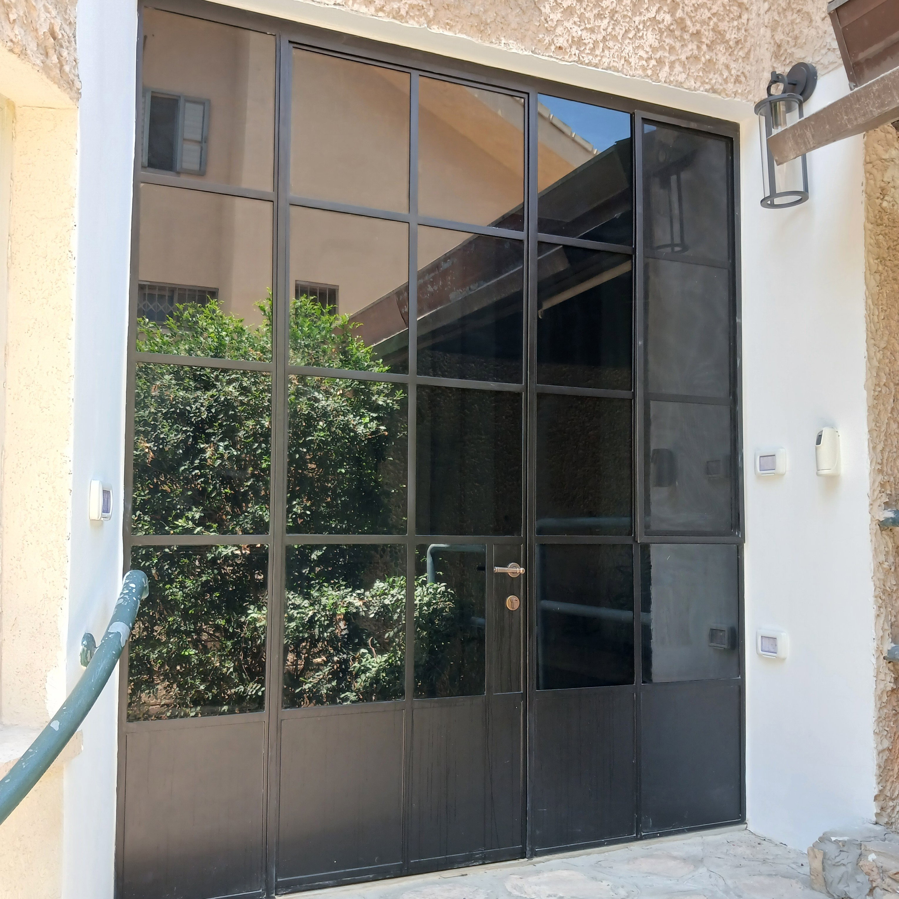 ציפוי דלת כניסה בגד חום בבית פרטי ברעננה