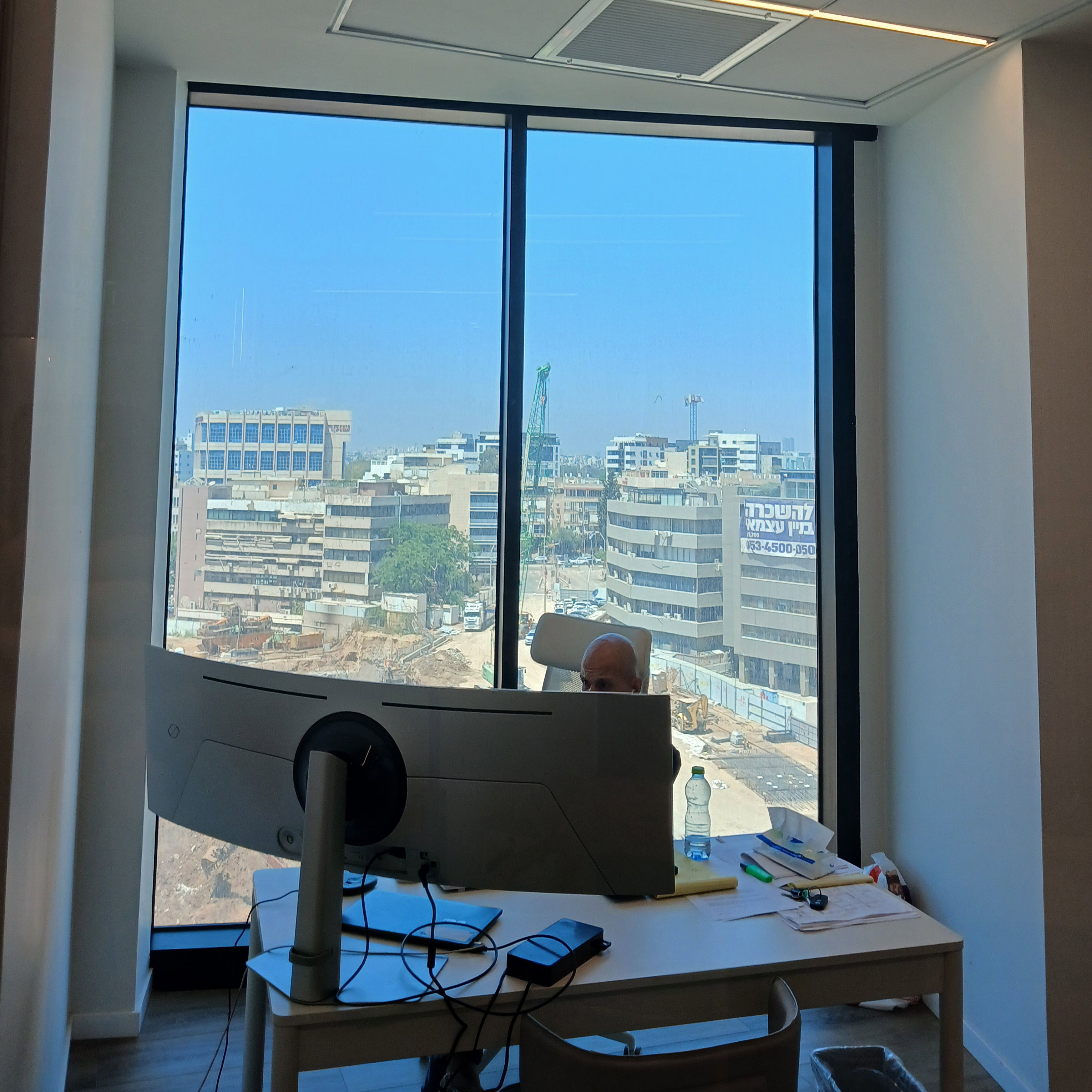 התקנה ציפוי לחלון במשרד נגד חום וסינוור
