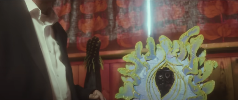 Alien vulva bubble machine