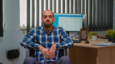 Ghid în pași pentru microîntreprinderi, condiții, impozit, TVA, dividende și capcane frecvente