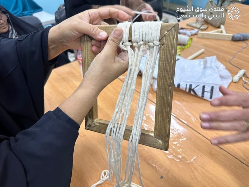 الأمهات العراقيات تكسر ملل جدران الغرف بـ “المكرمية”فن شبك الخيوط الملونة