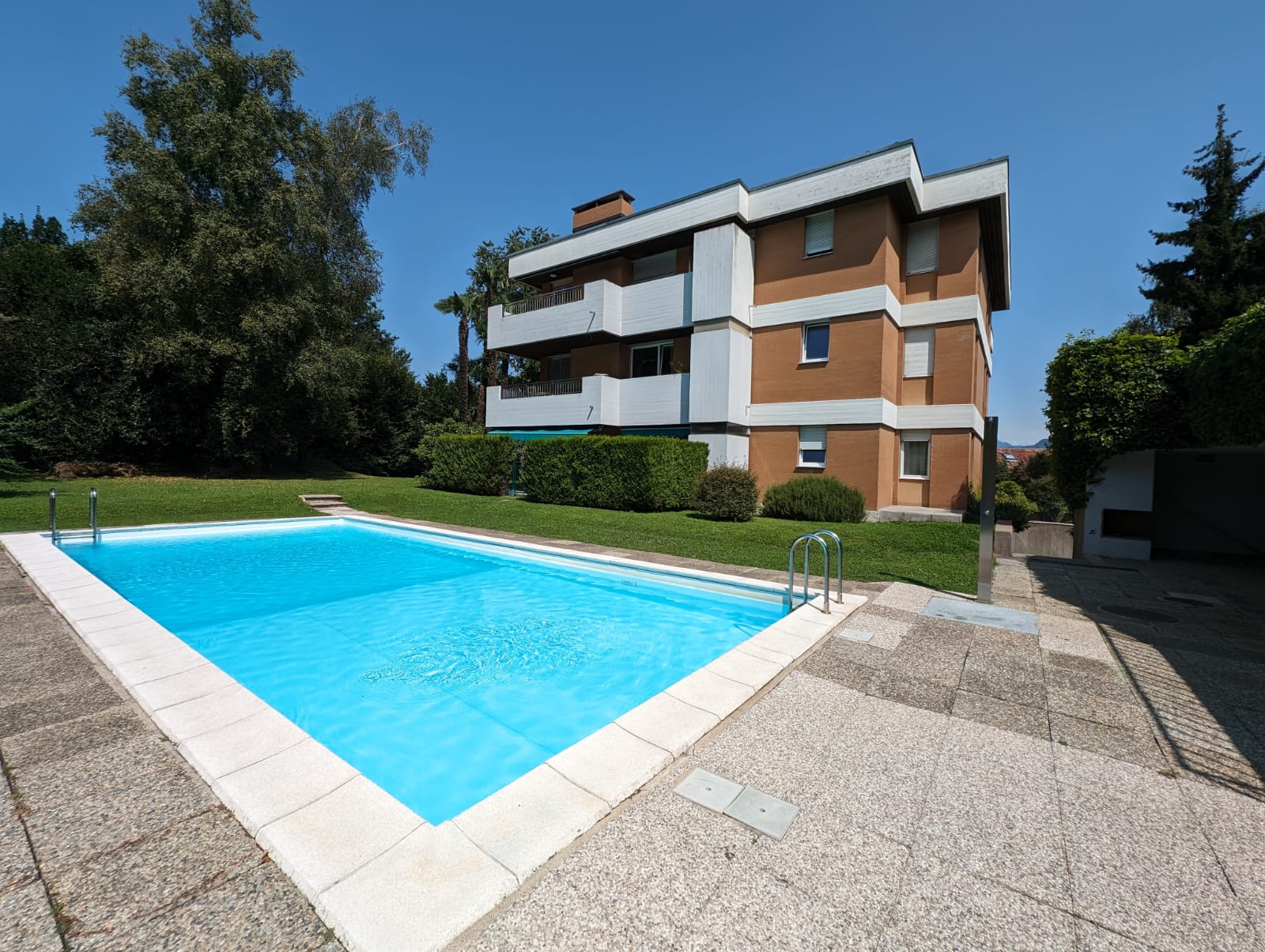 Nella splendida cornice della Collina d'Oro con parco e piscina