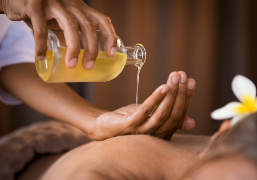 massage với tinh dầu