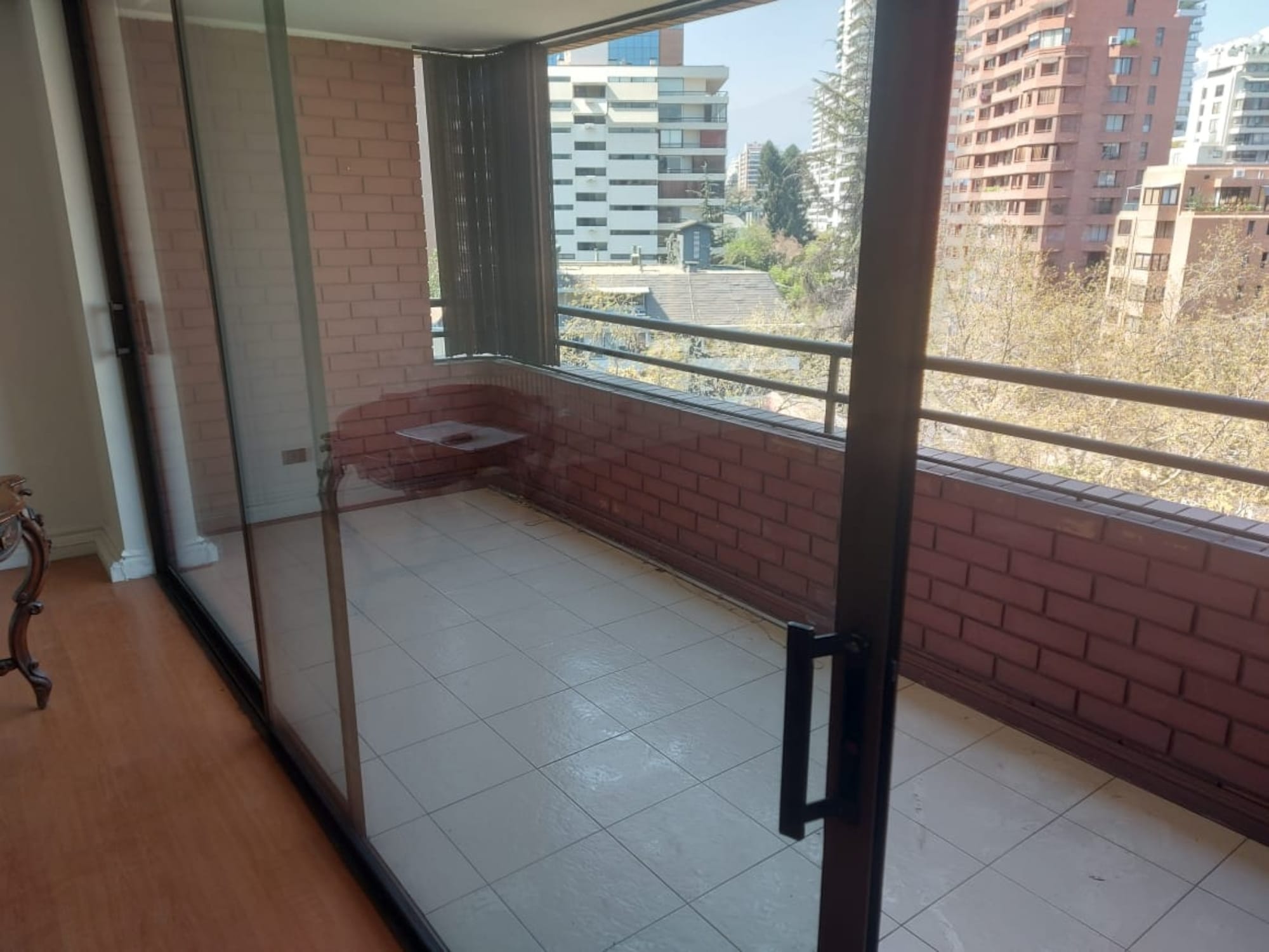 VENDE amplio e ilumindado departamento, en Las Condes, Santiago.