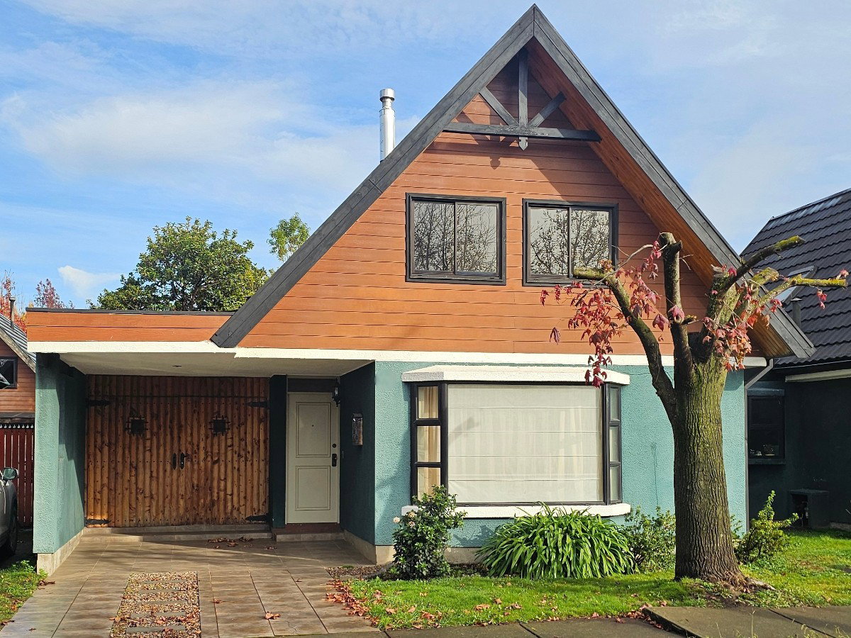 Vende Casa Con Piscina 3D /3B · Villa Cataluña, Los Ángeles. Valor 4.970 UF