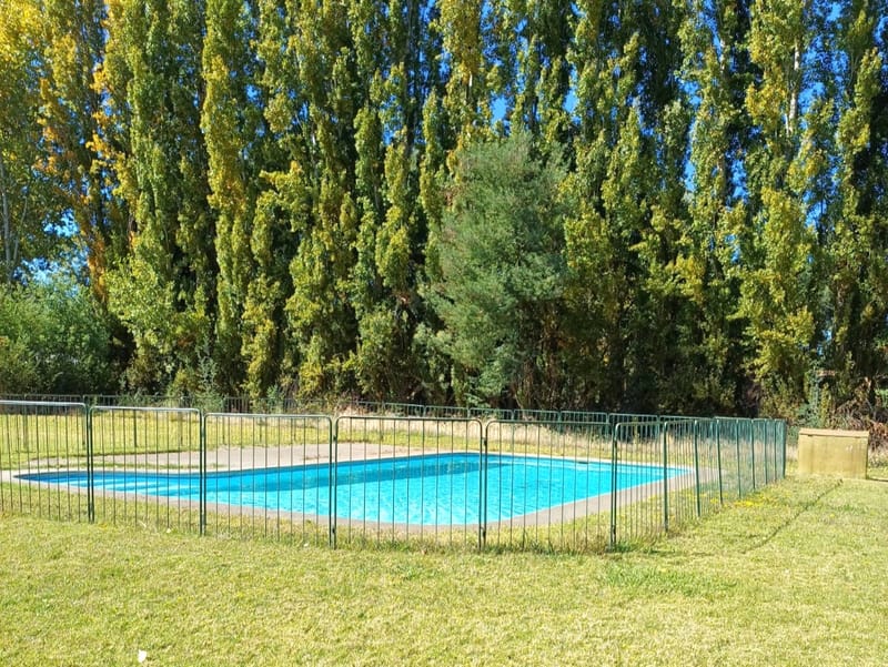 VENDE encantadora Casa con Piscina en Quillón en Terreno Urbano.