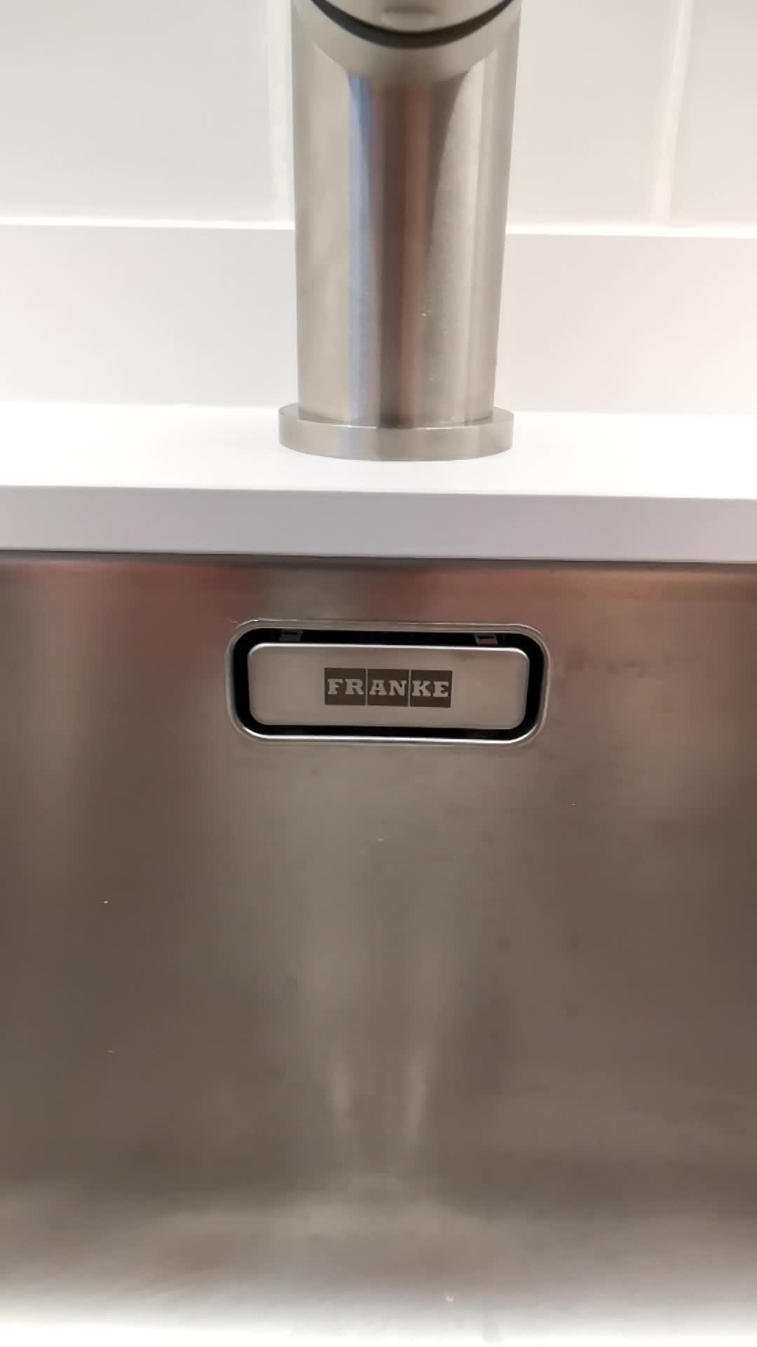 Alpská kuchyně s podstavným dřezem