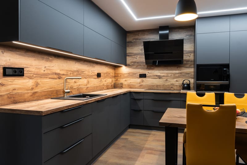 Kuchyňská linka v kombinaci Dub Hunton a Grafitově šedá