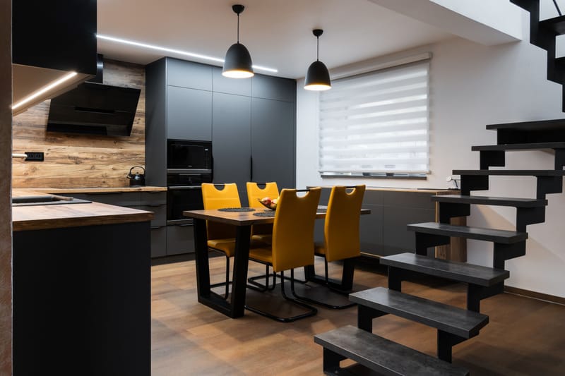 Kuchyňská linka v kombinaci Dub Hunton a Grafitově šedá