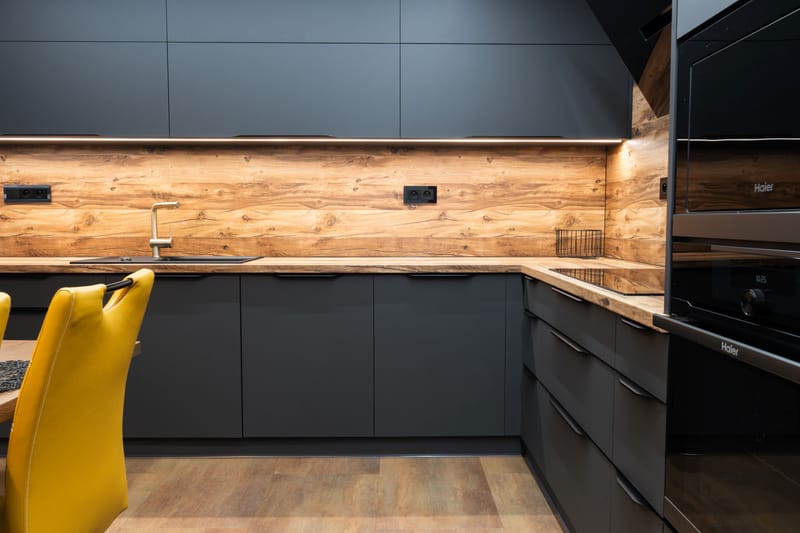 Kuchyňská linka v kombinaci Dub Hunton a Grafitově šedá