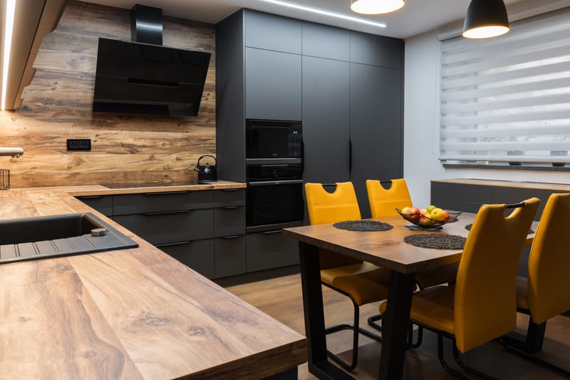 Kuchyňská linka v kombinaci Dub Hunton a Grafitově šedá