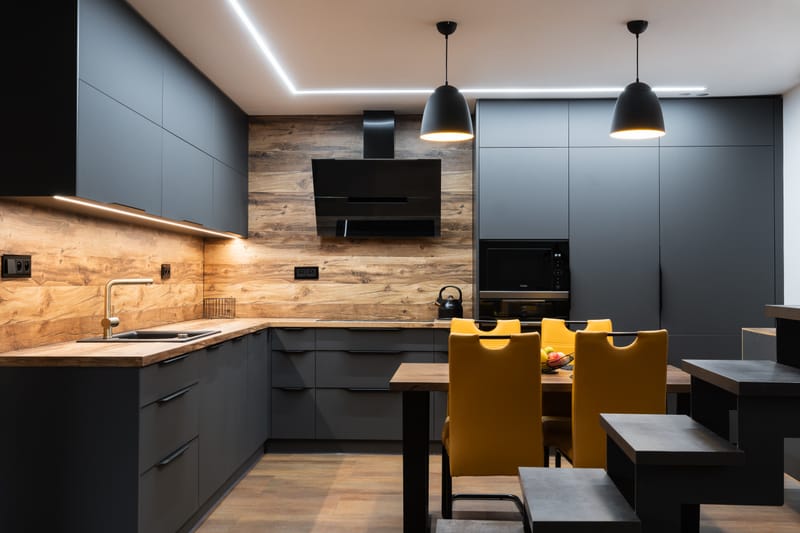 Kuchyňská linka v kombinaci Dub Hunton a Grafitově šedá