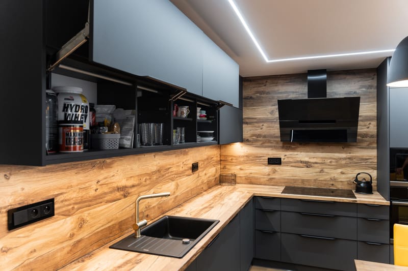 Kuchyňská linka v kombinaci Dub Hunton a Grafitově šedá