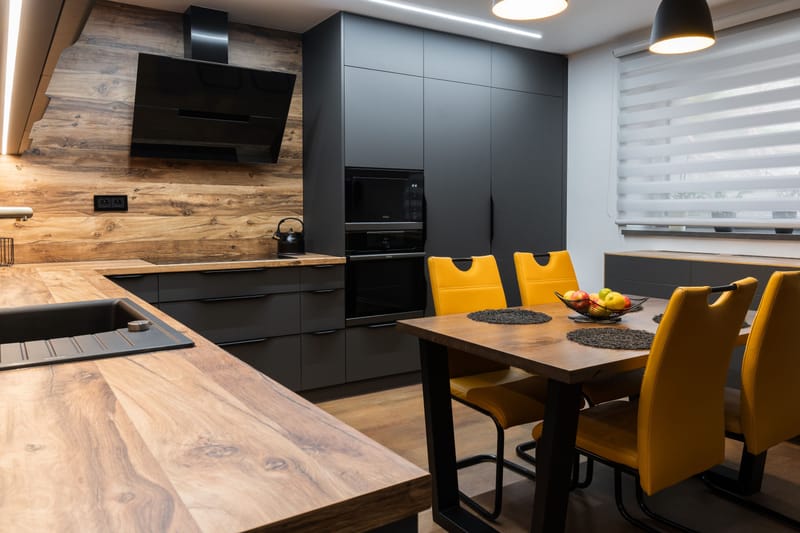 Kuchyňská linka v kombinaci Dub Hunton a Grafitově šedá