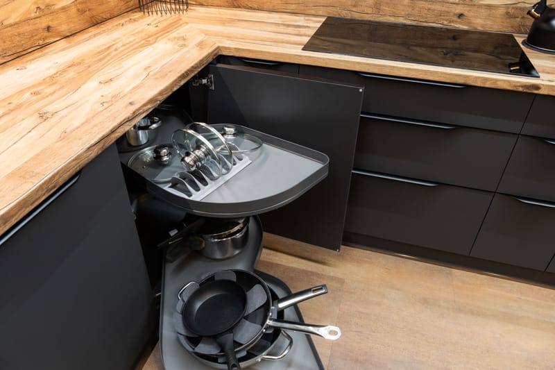 Kuchyňská linka v kombinaci Dub Hunton a Grafitově šedá