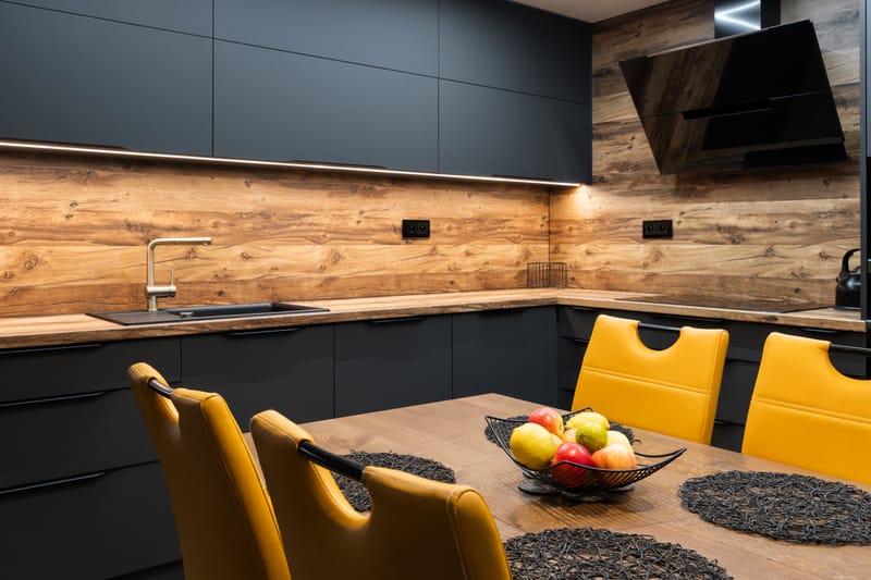 Kuchyňská linka v kombinaci Dub Hunton a Grafitově šedá